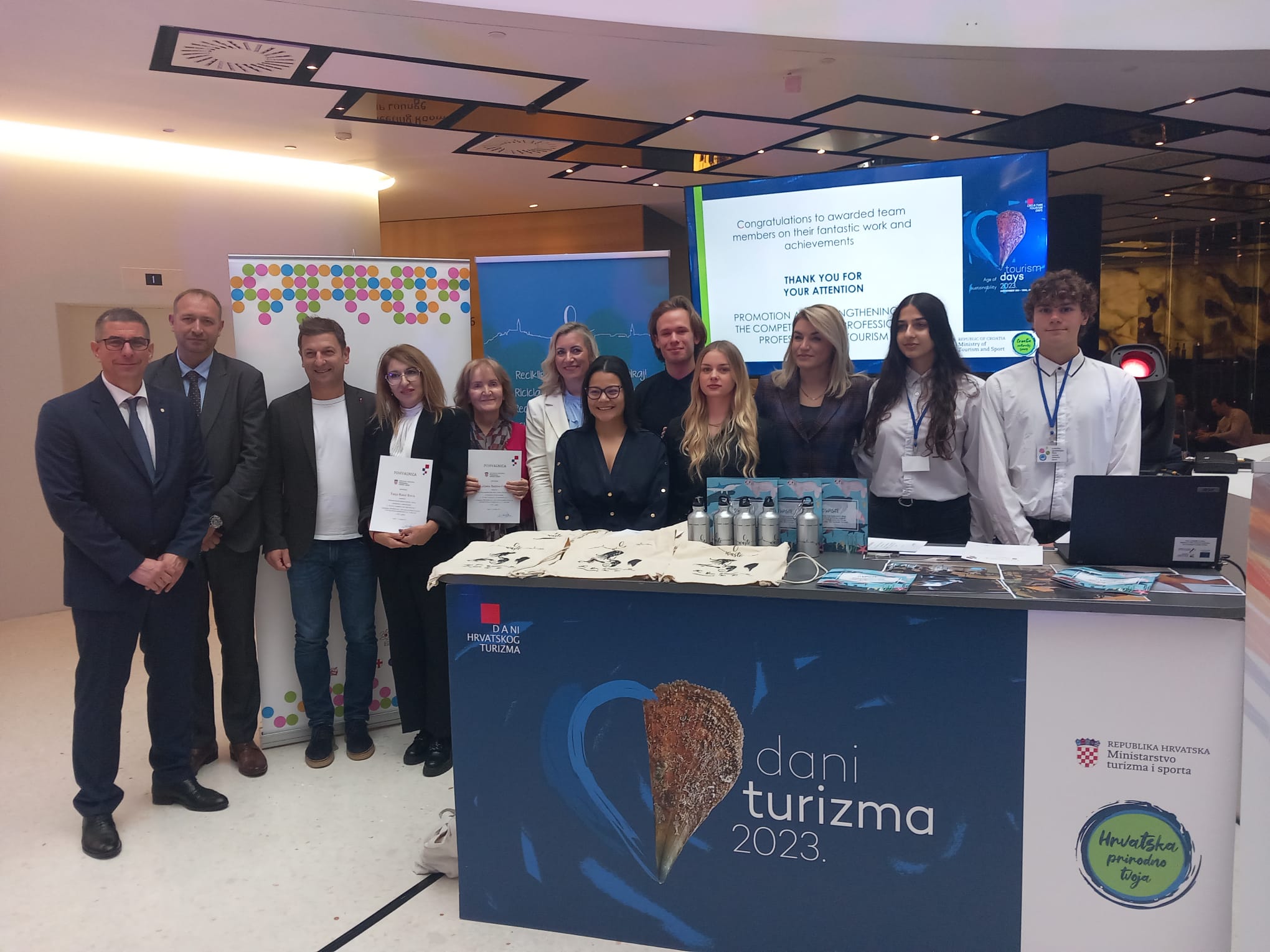 ROVINJSKI UČENICI PONOVNO NAGRAĐENI NA DHT-u Mlade generacije progovaraju o problemu otpada